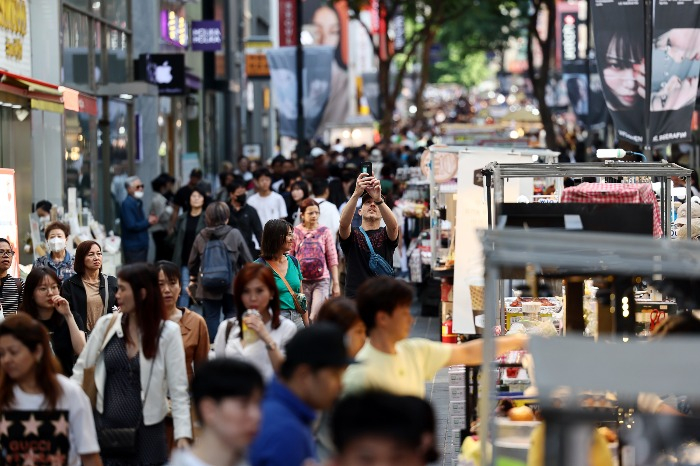 The　Myeongdong　shopping　district　was　crowded　with　tourists　on　May　14