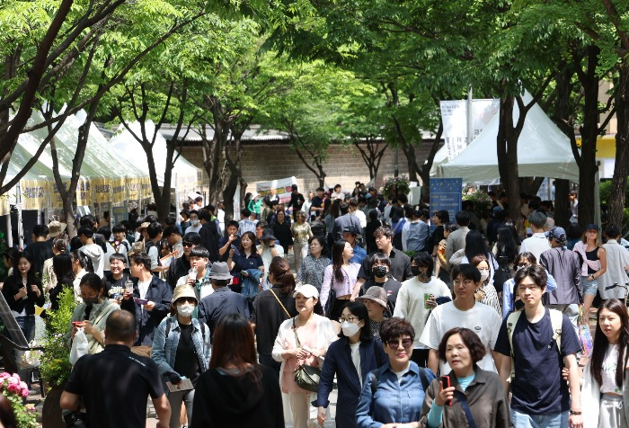 Crowds　gather　outside　a　Korean　royal　palace　for　a　coming-of-age　day　event　on　May　14