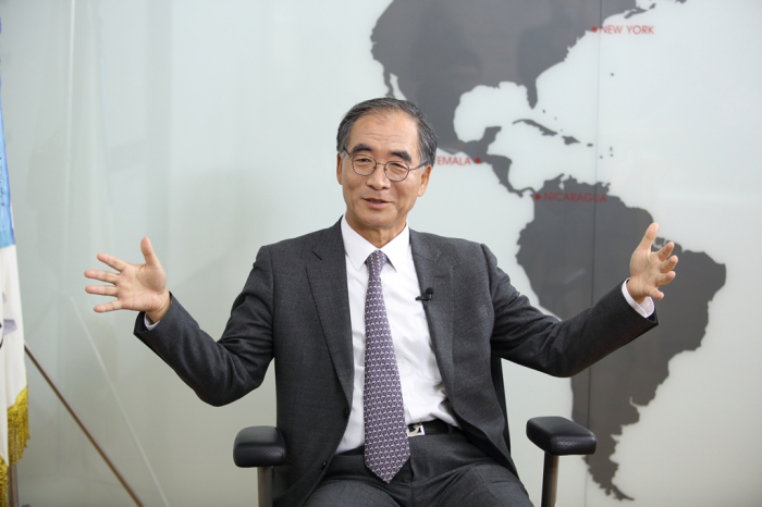 Hansae　Yes24　Holdings　Chairman　Kim　Dong-nyung　founded　OEM　apparel　maker　Hansae　in　1982