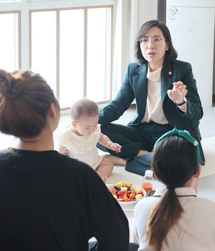 Gender Equality and Family Minister Kim Hyunsook (right)