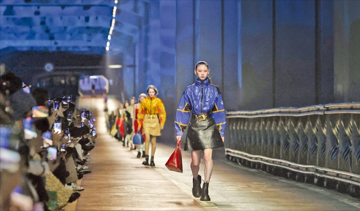 Louis　Vuitton's　first　pre-fall　collection　show　on　the　Jamsugyo　Bridge　in　Seoul　on　April　29,　2023　(Courtesy　of　Louis　Vuitton)
