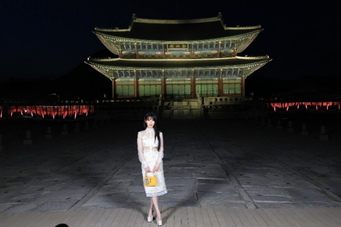 Korean　actress　and　singer-songwriter　Lee　Ji-eun,　or　IU,　poses　for　photos　before　Gucci's　cruise　collection　show　at　Gyeongbokgung　Palace　on　May　16,　2023