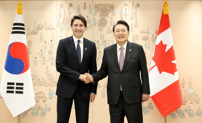 Canadian　Prime　Minister　Justin　Trudeau　(left)　held　a　summit　meeting　with　South　Korean　President　Yoon　Suk　Yeol　in　Seoul　on　May　17