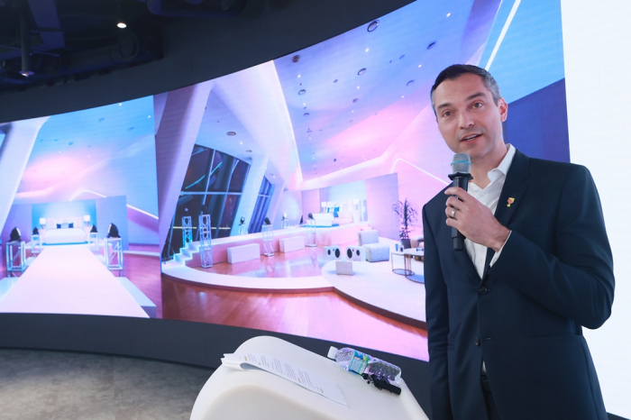 Nathan　Blecharczyk　speaks　at　a　press　conference　in　Seoul　on　May　17