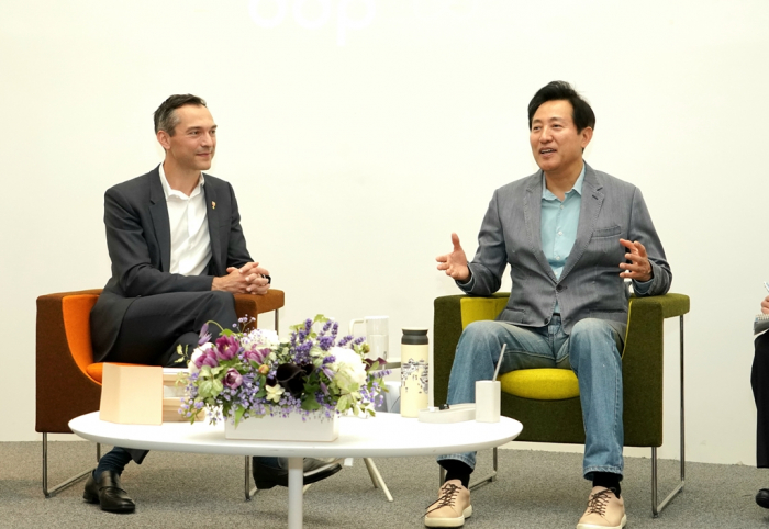 Nathan　Blecharczyk　(left)　meets　with　Seoul　Mayor　Oh　Se-hoon