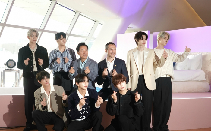 Airbnb's　co-founder　Nathan　Blecharczyk　(fourth　from　left),　Seoul　Mayor　Oh　Se-hoon　(third)　and　boyband　Enhypen　pose　for　a　photo　op　in　Seoul　on　May　17