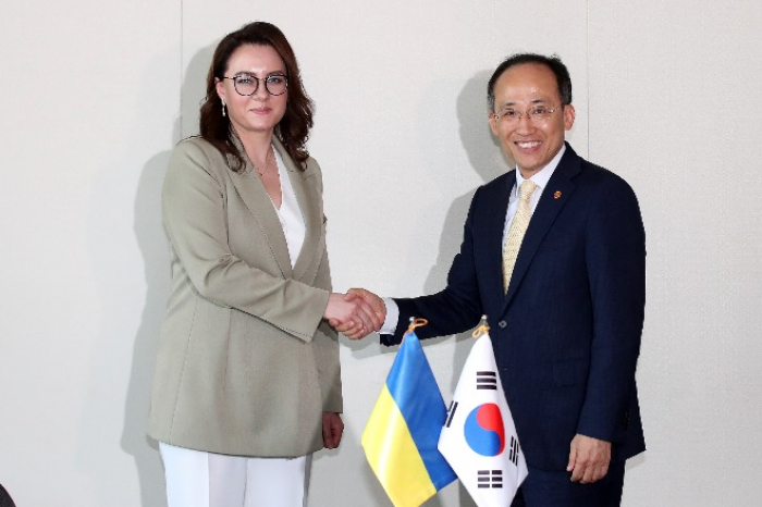 South Korean Minister of Economy and Finance Choo Kyung-ho (right) and Ukrainian Minister of Economic Development and Trade Yulia Svyrydenko