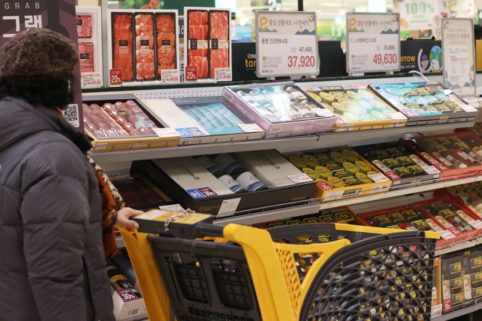 An　E-Mart　hypermarket　in　Seoul　(File　photo,　courtesy　of　Yonhap)