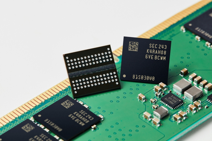 Samsung's　16　Gb　DDR5　DRAM　chips　made　with　the　industry's　most　advanced　12-nanometer　process　node