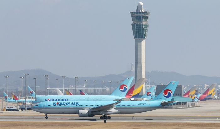 Korean Air and Asiana Airlines aircraft at Incheon International Airport (Courtesy of Yonhap)