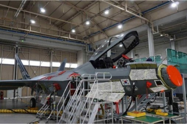 South　Korean　fighter　jet　KF-21’s　prototype,　equipped　with　AESA　radar　on　the　front