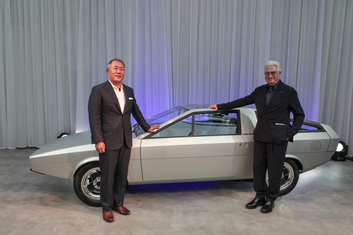 Hyundai's　Chung　(left)　and　Giugiaro　pose　before　the　Pony　Coupe　concept　restored　after　50　years　in　Italy