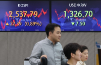  Foreigners gobble up chip stocks in S.Korea, buoying overall Kospi