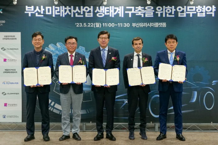 Busan　Mayor　Park　Heong-joon　(center)　with　CEO　of　Renault　Korea　Stéphane　Deblaise　(to　his　left)