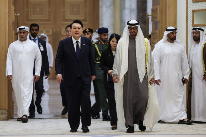 President　Yoon　Suk　Yeol　(front　row　left)　and　UAE　President　Mohamed　bin　Zayed　Al-Nahyan　in　Abu　Dhabi　on　January　15 