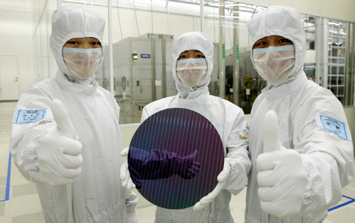 NAND　flash　chips　produced　at　a　Samsung　Electronics　plant　in　Xian,　China