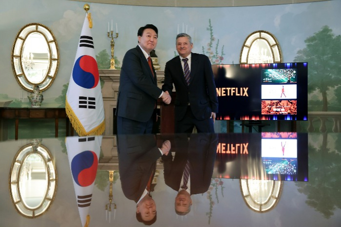 South　Korean　President　Yoon　Suk　Yeol　(at　left)　shakes　hands　with　Netflix　Co-CEO　Ted　Sarandos　during　Yoon's　state　visit　to　the　US　(Courtesy　of　South　Korea's　Office　of　the　President) 