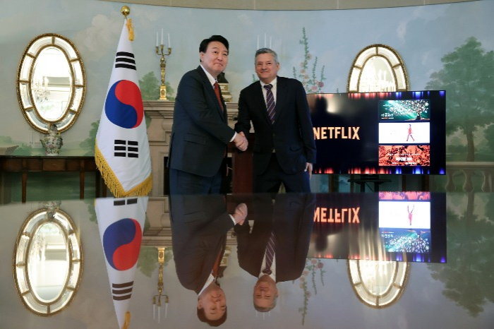South Korean President Yoon Suk Yeol (at left) shakes hands with Netflix Co-CEO Ted Sarandos during Yoon's state visit to the US (Courtesy of South Korea's Office of the President)