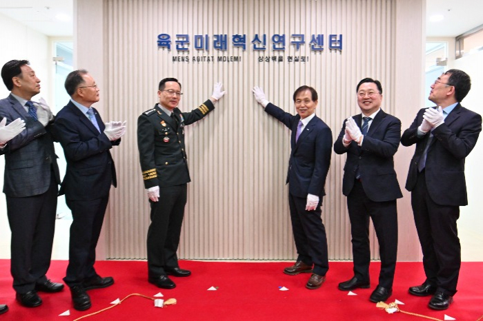 Chief　of　Staff　of　the　Republic　of　Korea　Army　Park　Jeong-Hwan　(third　from　left)　and 　President　of　KAIST　Kwang-Hyung　Lee　(fourth)