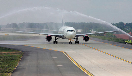 An　aircraft　on　a　runway　prior　to　takeoff
