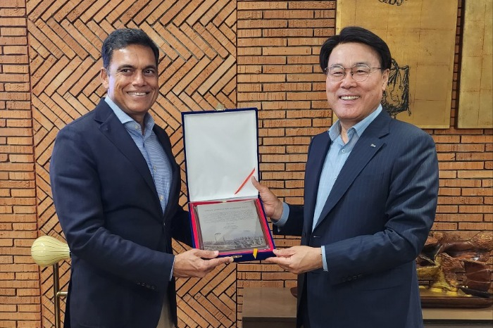 Chairman of POSCO Group Choi Jeong-woo (right) and Chairman of JSW Steel Sajjan Jindal