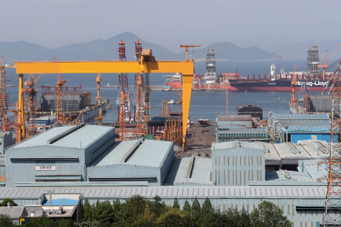 Hanwha　Ocean's　Goliath　crane　with　the　old　Daewoo　Shipbuilding　&　Marine　Engineering　name　removed　at　the　Okpo　Shipyard　on　Geoje　Island　(Courtesy　of　News1　Korea)