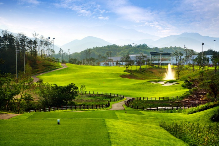 Golfzon　County　Cheongtong,　a　golf　course　in　Yeongcheon,　North　Gyeongsang　Province　(Courtesy　of　Glofzon　County)