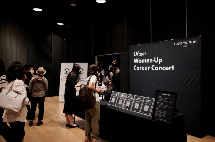 Louis　Vuitton's　job　fair　in　Seoul　drew　about　100　job　seekers