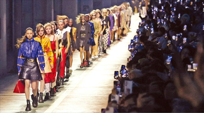 Louis　Vuitton　showcased　its　pre-fall　2023　women's　collection　on　the　Jamsugyo　Bridge　spanning　the　Han　River　in　late　April