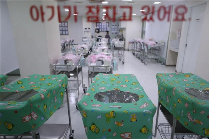S.Korea's　total　fertility　rate　hits　0.81　in　Q1