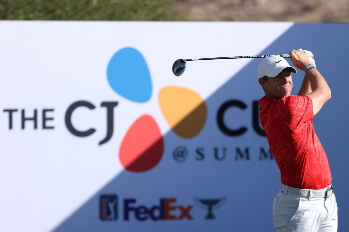 Rory　McIlroy　of　Northern　Ireland　plays　his　shot　during　THE　CJ　CUP　@　SUMMIT　on　October　17,　2021　in　Las　Vegas,　Nevada.　(Courtesy　of　Yonhap)