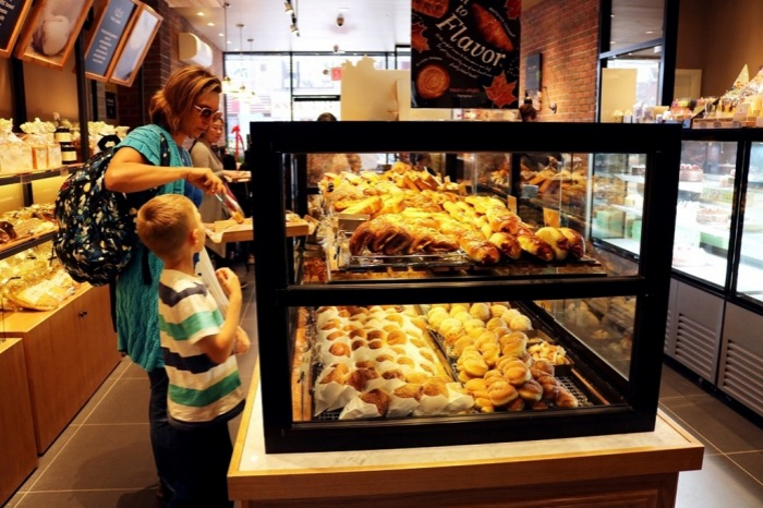 Customers pick up bread at Tous les Jours’ branch in Brooklyn, New York (Courtesy of CJ Foodville)