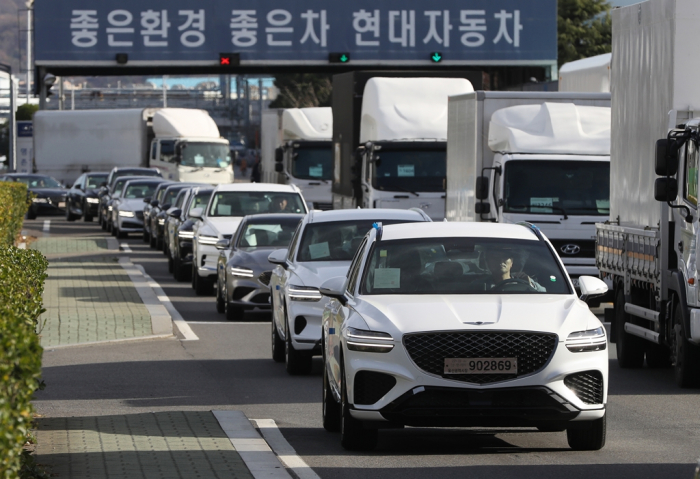 Hyundai　Motor　employees　drive　new　cars　to　deliver　them　to　customers　due　to　the　truckers'　strike