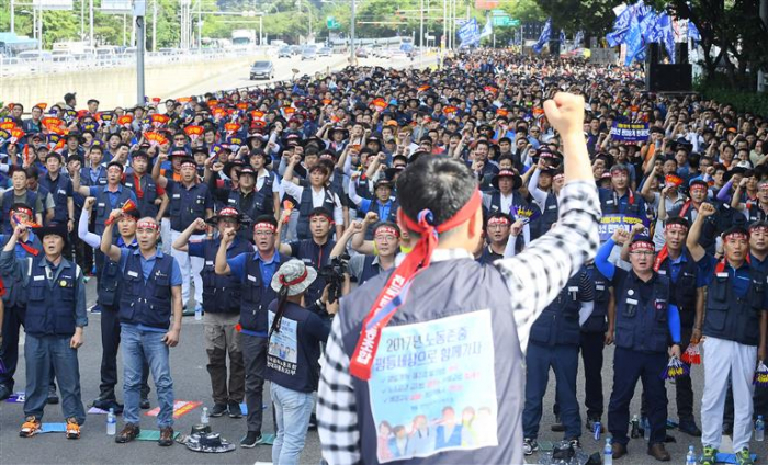 Hyundai　Motor　and　Kia's　unionized　workers　stage　a　one-day　strike　in　August　2017