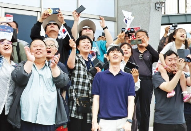 South Korean citizens cheer as space rocket Nuri launches on May 25 (Courtesy of Yonhap News)