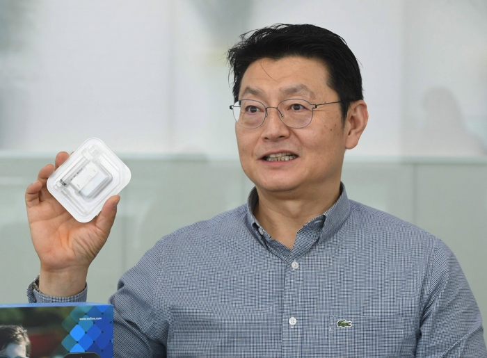 EOFlow　CEO　Jesse　Kim　displays　an　EOPatch,　its　tubeless,　wearable　and　fully　disposable　insulin　delivery　device　at　its　headquarters　in　South　Korea　(File　photo)
