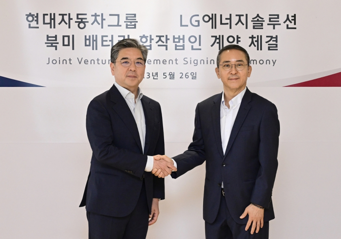Hyundai Motor CEO Chang Jae-hoon (left) and LG Energy CEO Kwon Young-soo shake hands after signing a .3 billion deal to build a battery plant in Savannah, Georgia