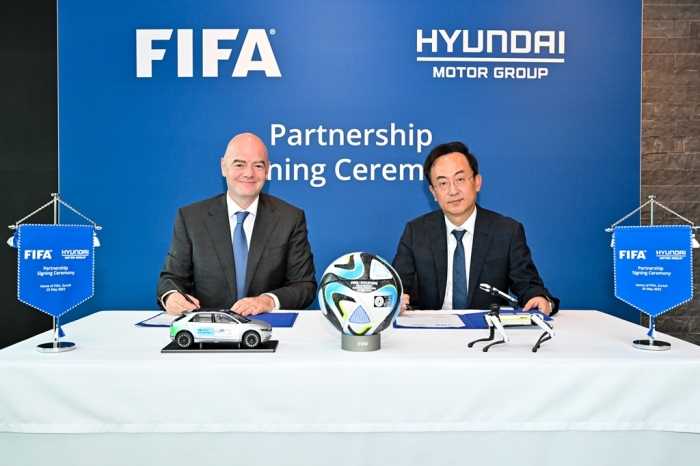 FIFA　President　Gianni　Infantino　(left)　and　Hyundai　Motor　President　Karl　Kim　agree　to　extend　the　carmaker's　FIFA　sponsorship　through　2030