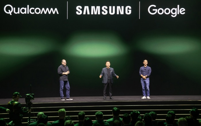 Samsung,　Qualcomm　and　Google　announced　an　XR　partnership　at　Galaxy　Unpacked　2023.　Samsung　Mobile　Experience　Division　head　TM　Roh　(center)