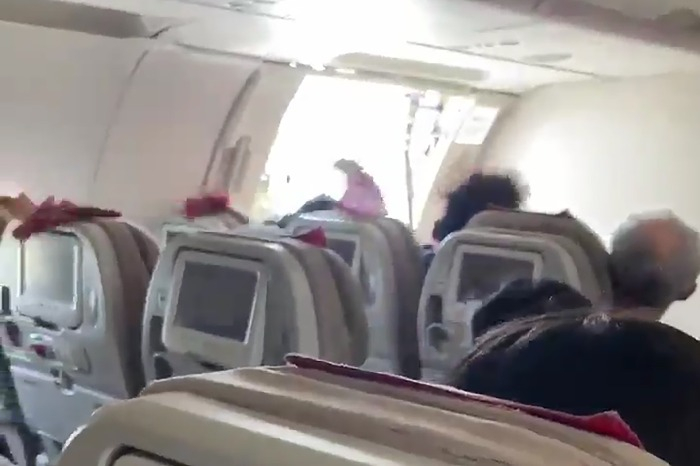 Asiana　Airlines　suspends　selling　seats　next　to　emergency　exit　doors