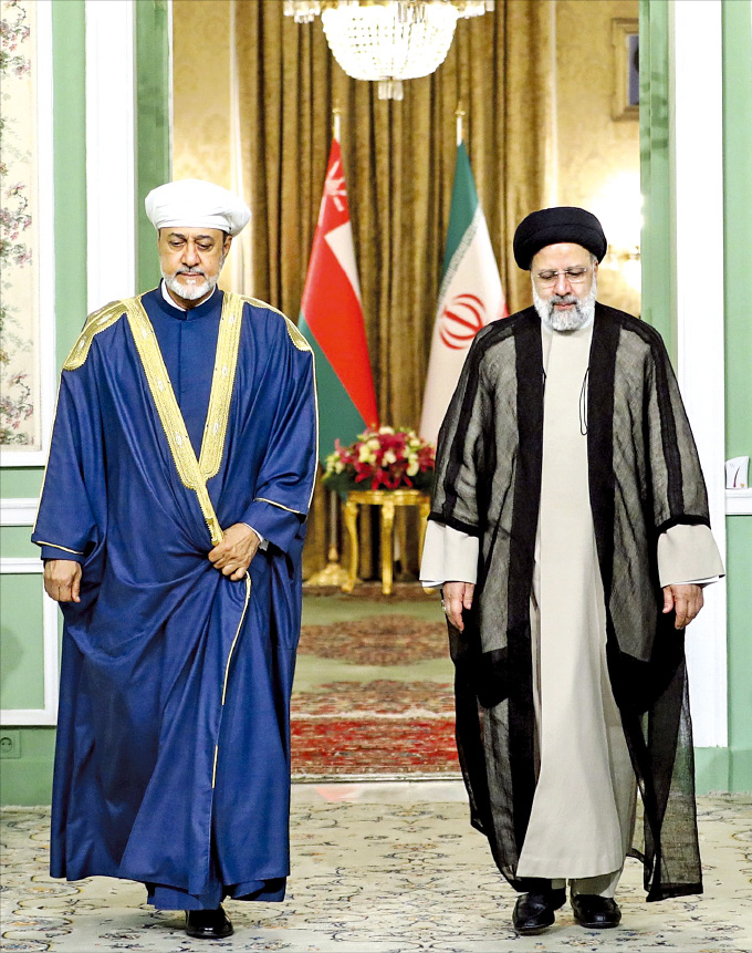 Oman's　King　Haitham　bin　Tariq　Al　Said　(left)　and　Iran's　President　Ebrahim　Raisi　hold　a　summit　meeting　in　Tehran　last　week