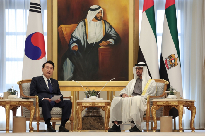 President　Yoon　Suk　Yeol　(left)　holds　a　summit　meeting　with　UAE　President　Mohamed　bin　Zayed　Al　Nahyan　in　Abu　Dhabi　on　Jan.　15,　2023
