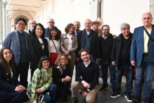 Ko　Doo-hyun(second　from　left),　invited　poets　and　students　from　Insubria　Univ.