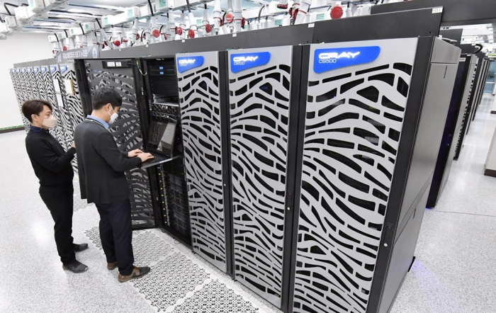Researchers　work　on　South　Korea's　national　supercomputer　Nurion　(File　photo)