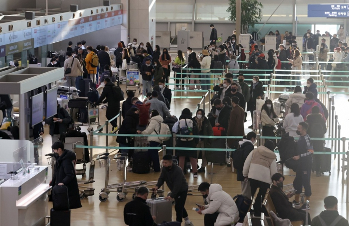 The　crowded　departure　hall　of　Incheon　International　Airport,　South　Korea’s　main　gateway　in　January　(Courtesy　of　Yonhap)