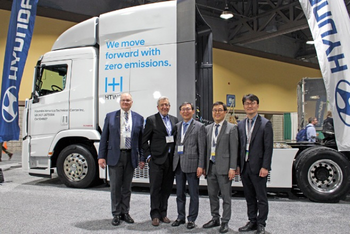 Hyundai　Motor　officials　at　the　2023　Hydrogen　&　Fuel　Cell　Seminar　(HFCS),　held　in　Long　Beach,　CA.　(Courtesy　of　Hyundai　Motor) 