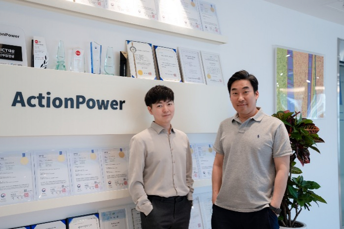 ActionPower co-CEOs Lee Ji-hwa (on left) and Cho Hong-sik pose for a photo