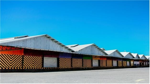 Logistics　center　at　a　port　in　Surabaya,　Indonesia　(Courtesy　of　South　Korea's　Ministry　of　Oceans　and　Fisheries)