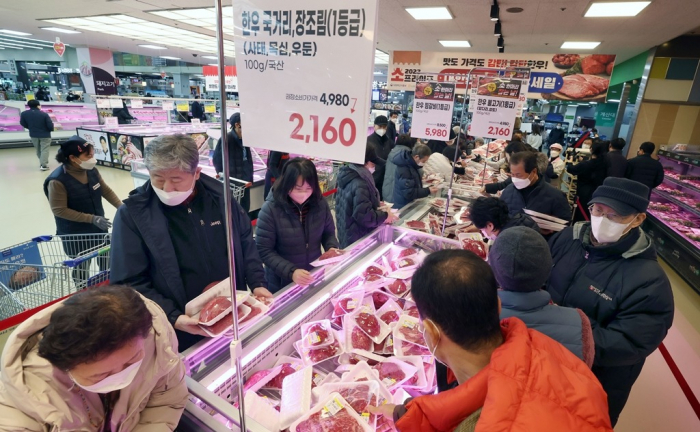 A　hypermarket　in　Seoul　(File　photo)