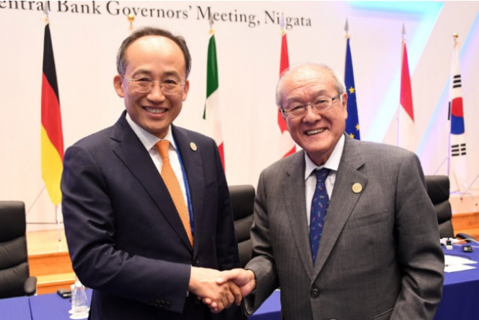 South Korean Deputy Prime Minister and Minister of Strategy and Finance, Choo Kyung-ho (left) and Japanese Finance Minister Shunichi Suzuki in Japan on May 12 (Courtesy of Yonhap)